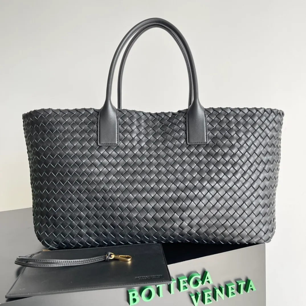 Batch 2860 Classic returns... (large size 51cm) • Cabat, born in 2001, is one of the most iconic styles of the Bottega Veneta workshop. The whole bag is made of top-grade imported lambskin. There is no exposed logo on the whole bag, but with the classic wide woven elements, you can tell who it belongs to at a glance! Can be carried on one shoulder, very practical! Style number: 608811 Size: 51*18*28
